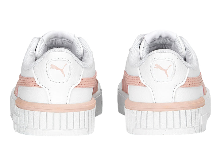 Tenis PUMA Carina 2.0 AC INF color blanco con franja lateral en rosa palo y suela blanca.