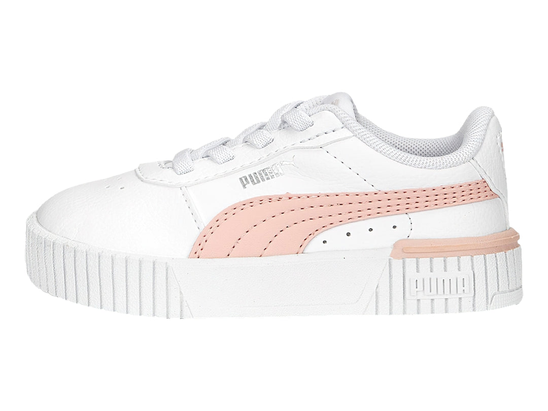 Tenis PUMA Carina 2.0 AC INF color blanco con franja lateral en rosa palo y suela blanca.