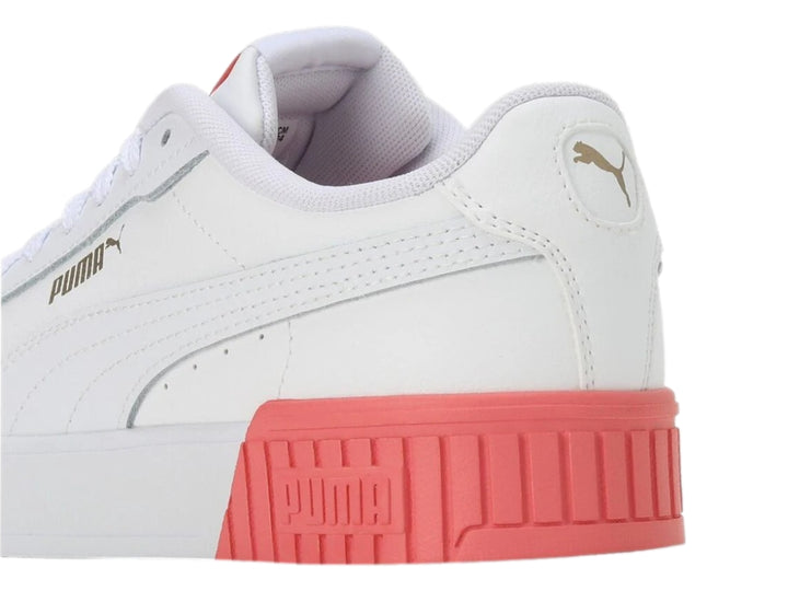 Tenis PUMA Carina 2.0 blancos con suela gruesa en color rosa hibisco.