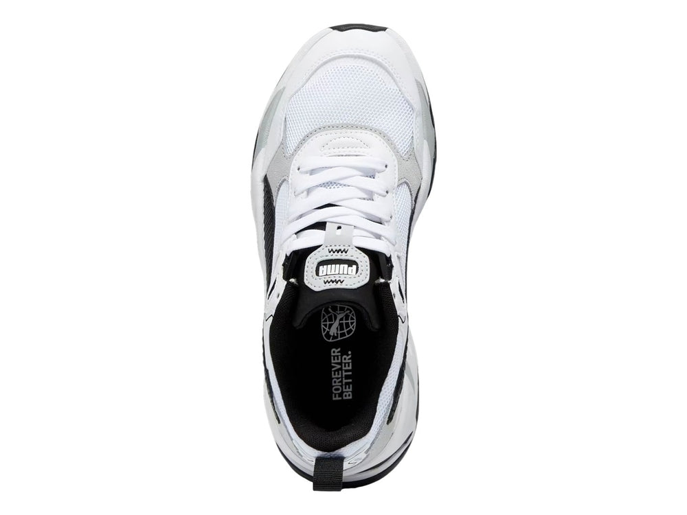 Tenis PUMA Trinity blancos con detalles en negro y gris y suela robusta.