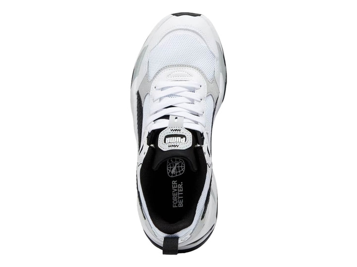 Tenis PUMA Trinity blancos con detalles en negro y gris y suela robusta.