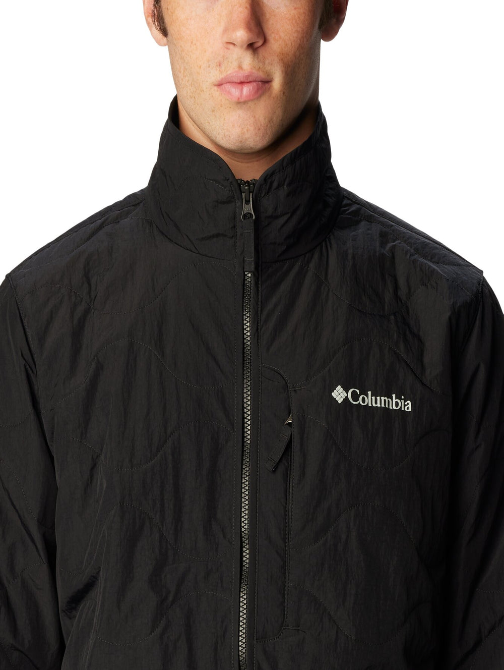 Hombre vistiendo una chaqueta Columbia de color negro con cierre frontal y cuello alto.