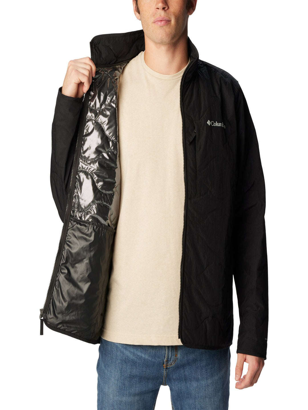Hombre vistiendo una chaqueta Columbia de color negro con cierre frontal y cuello alto.
