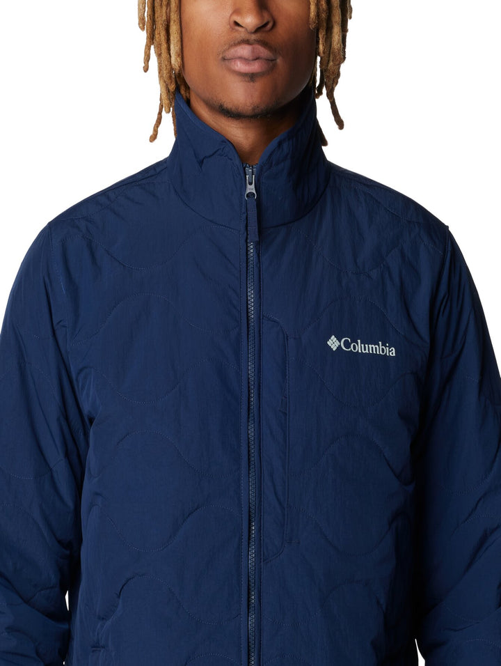 Chaqueta acolchada de color azul marino marca Columbia con cierre frontal.