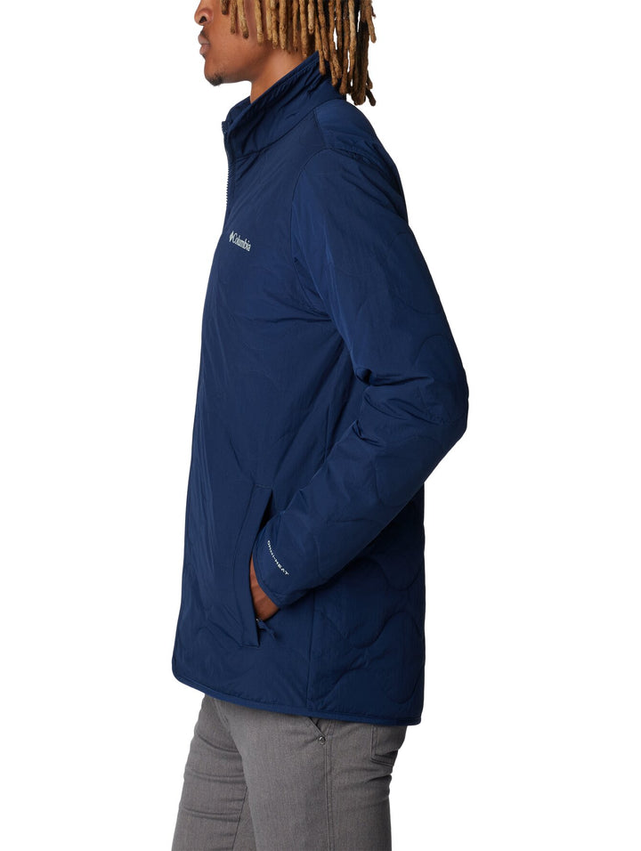 Chaqueta acolchada de color azul marino marca Columbia con cierre frontal.