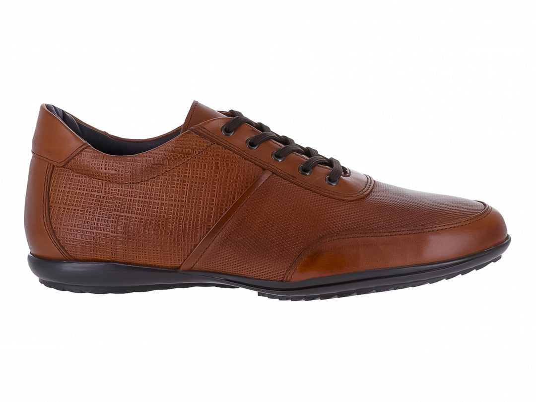 Zapato casual Gino Cherruti color canela con textura rugosa, agujetas y suela en color negro.