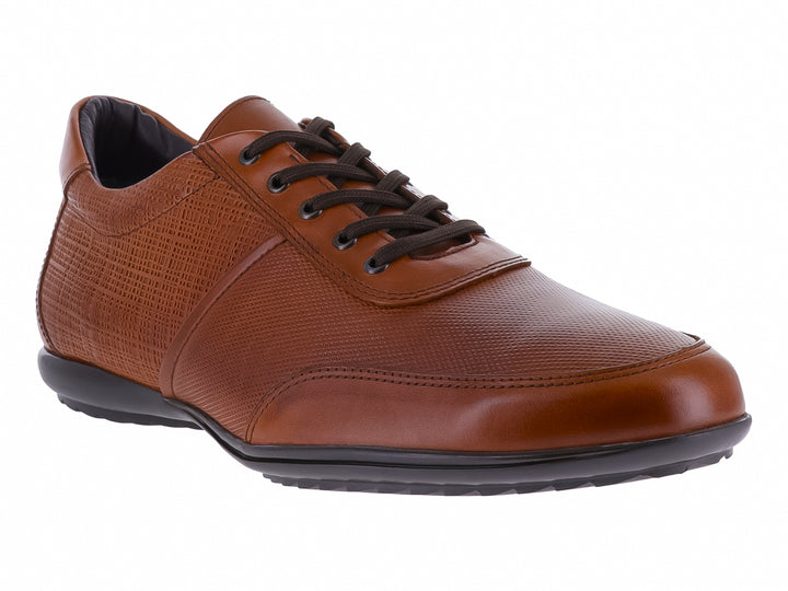 Zapato casual Gino Cherruti color canela con textura rugosa, agujetas y suela en color negro.