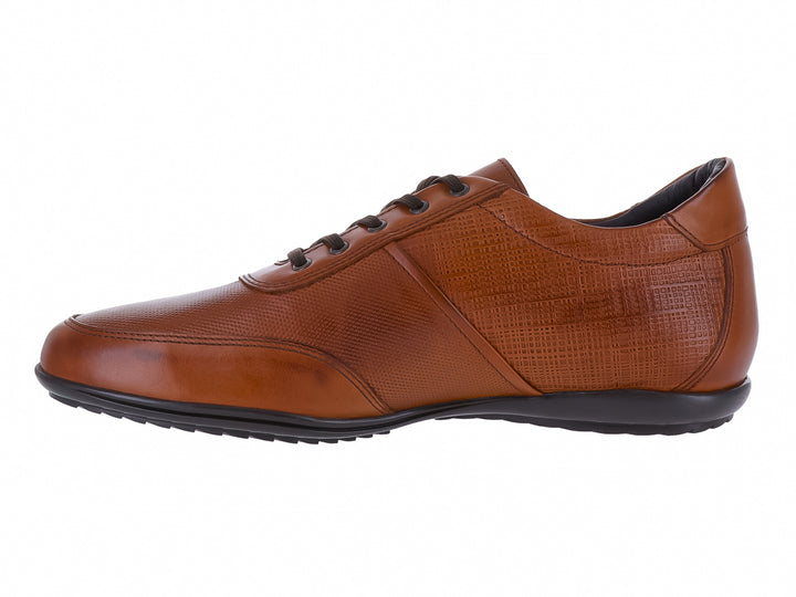 Zapato casual Gino Cherruti color canela con textura rugosa, agujetas y suela en color negro.