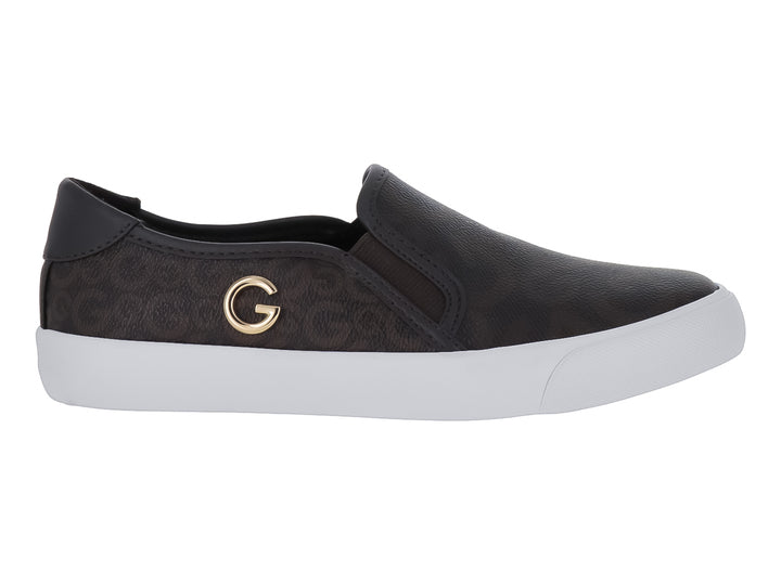Zapato estilo slip-on color chocolate con estampado, suela blanca y detalle dorado en el lateral.