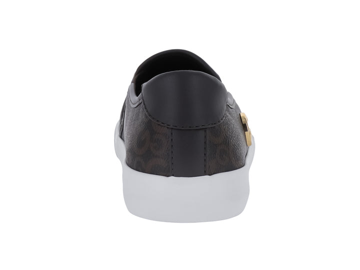 Zapato estilo slip-on color chocolate con estampado, suela blanca y detalle dorado en el lateral.