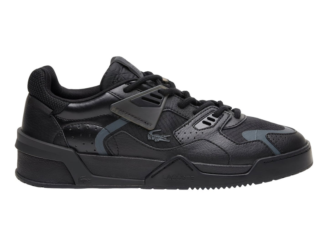 Tenis deportivos Lacoste de color negro con detalles en gris oscuro y suela gruesa.