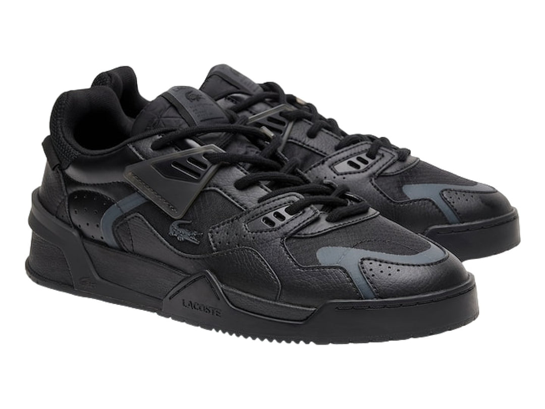 Tenis deportivos Lacoste de color negro con detalles en gris oscuro y suela gruesa.