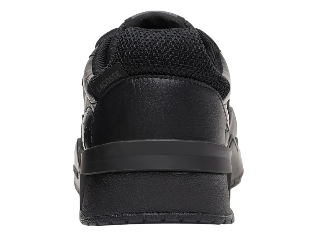 Tenis deportivos Lacoste de color negro con detalles en gris oscuro y suela gruesa.