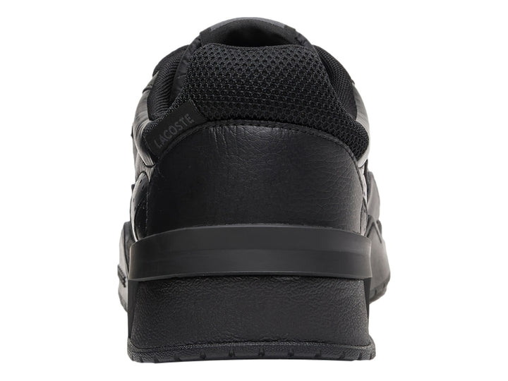 Tenis deportivos Lacoste de color negro con detalles en gris oscuro y suela gruesa.