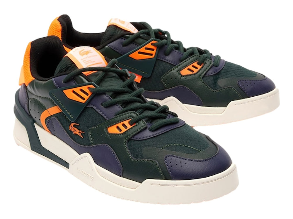 Tenis deportivos Lacoste en colores verde, azul oscuro y naranja con suela blanca.