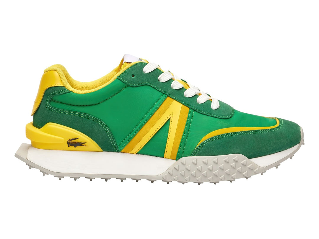 Tenis deportivos Lacoste en color verde con detalles amarillos y suela blanca dentada.