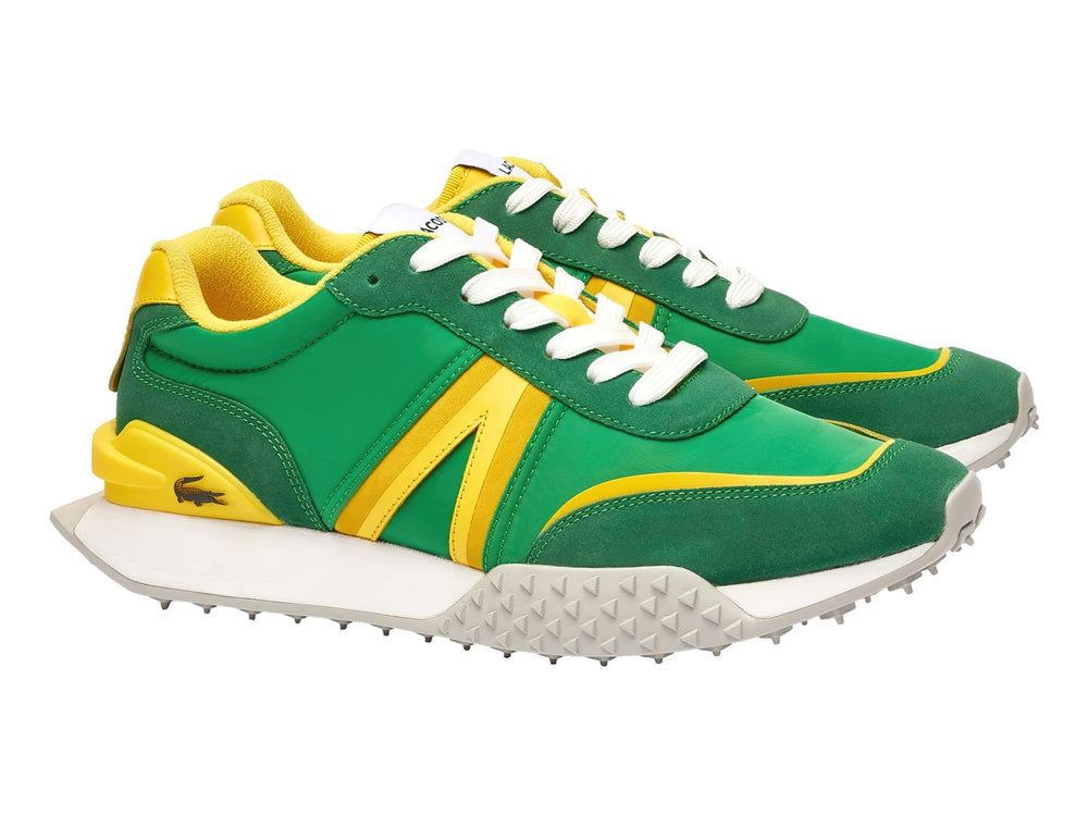 Tenis deportivos Lacoste en color verde con detalles amarillos y suela blanca dentada.