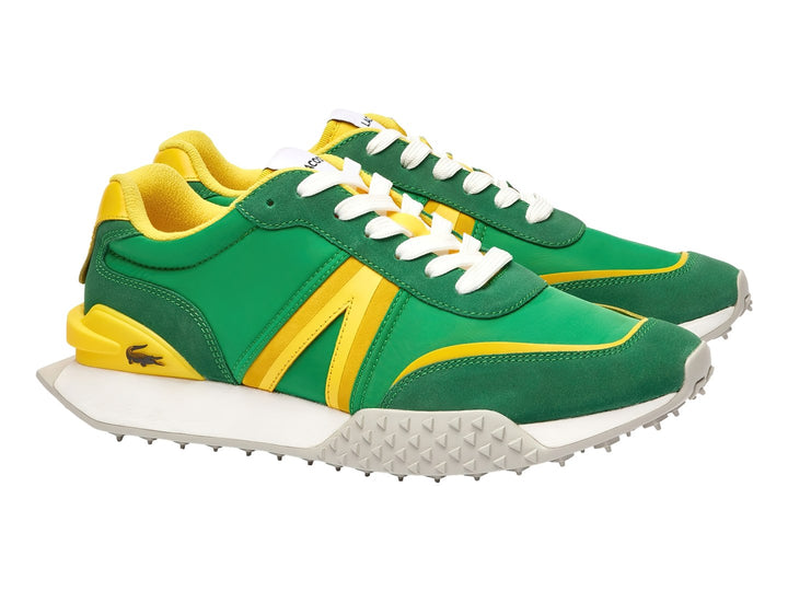 Tenis deportivos Lacoste en color verde con detalles amarillos y suela blanca dentada.