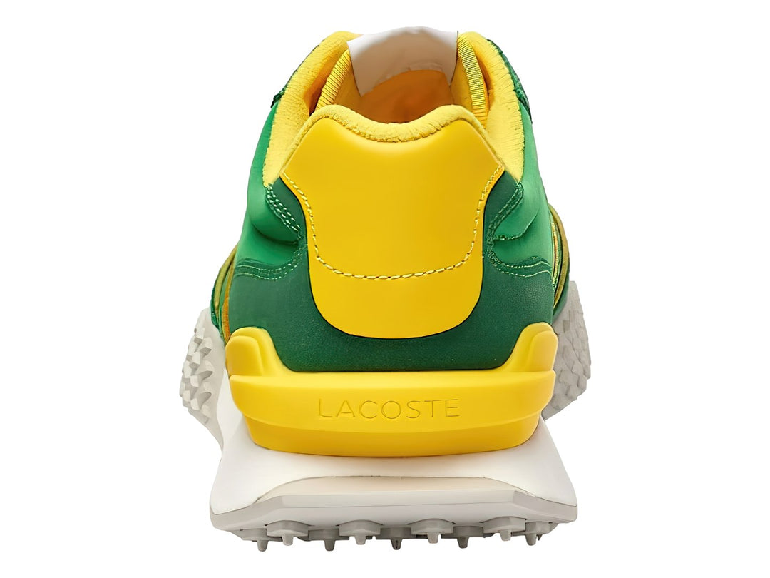 Tenis deportivos Lacoste en color verde con detalles amarillos y suela blanca dentada.