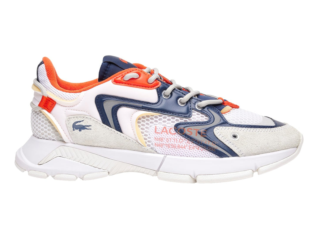 Tenis deportivos Lacoste blancos con detalles en azul marino y naranja y suela blanca gruesa.