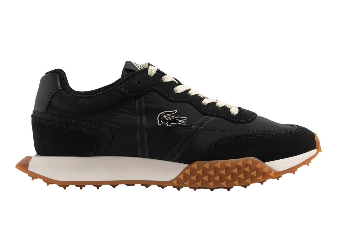 Tenis Lacoste negros con suela marrón dentada y entresuela blanca.