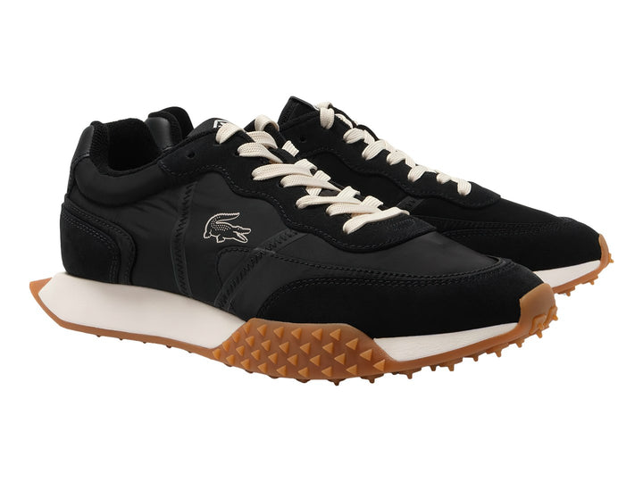 Tenis Lacoste negros con suela marrón dentada y entresuela blanca.