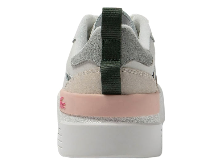 Tenis Lacoste blancos con detalles en rosa claro y gris, suela de plataforma blanca.