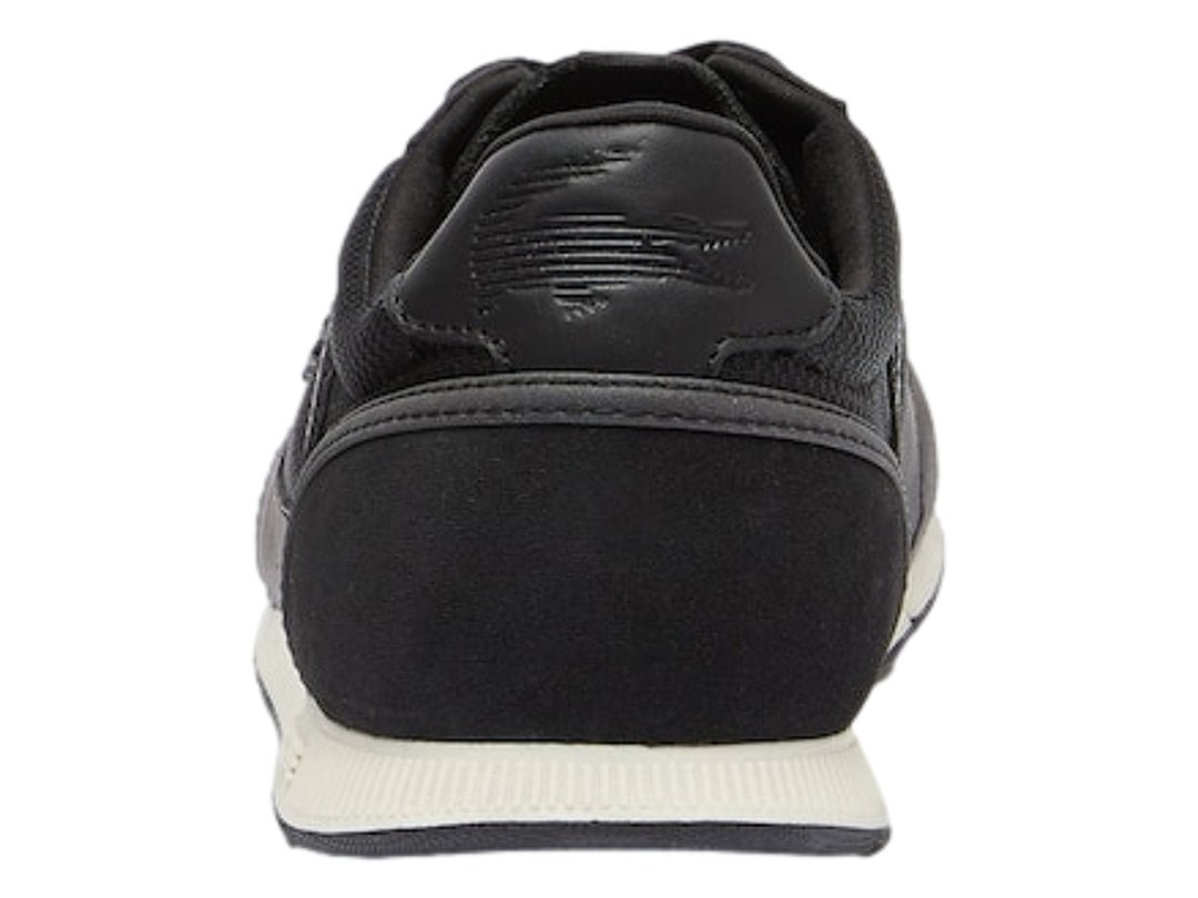 Tenis deportivos Lacoste en color negro con suela blanca y detalles en malla.