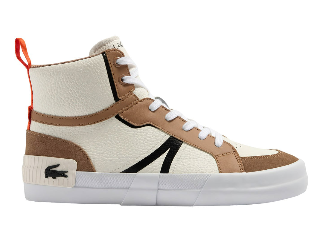 Tenis Lacoste de corte medio en colores blanco y café con detalles en naranja y suela blanca.