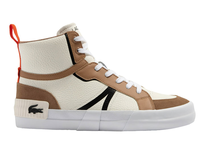 Tenis Lacoste de corte medio en colores blanco y café con detalles en naranja y suela blanca.