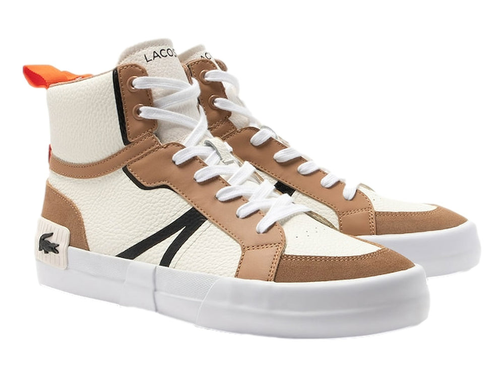 Tenis Lacoste de corte medio en colores blanco y café con detalles en naranja y suela blanca.