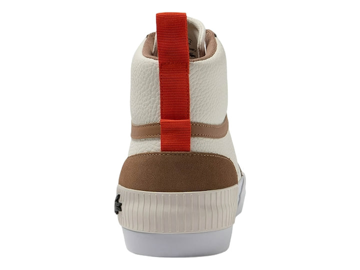 Tenis Lacoste de corte medio en colores blanco y café con detalles en naranja y suela blanca.