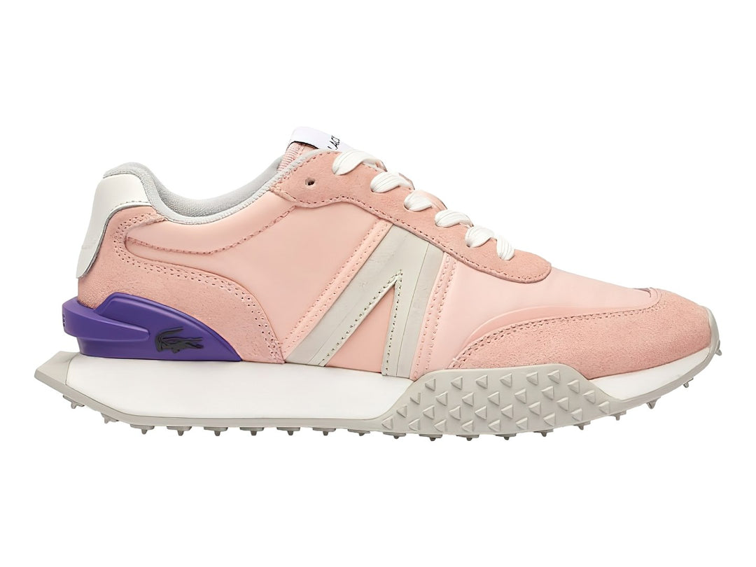 Tenis Lacoste color rosa y blanco con detalle púrpura en el talón y suela blanca con textura dentada.
