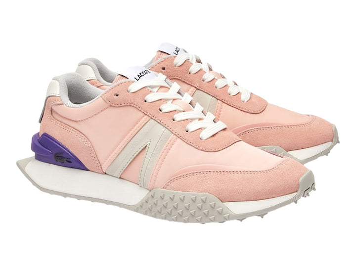 Tenis Lacoste color rosa y blanco con detalle púrpura en el talón y suela blanca con textura dentada.