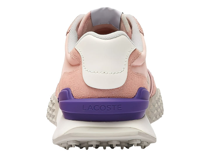 Tenis Lacoste color rosa y blanco con detalle púrpura en el talón y suela blanca con textura dentada.