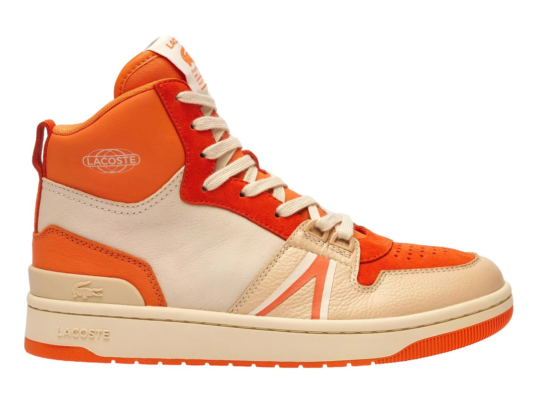 Tenis Lacoste de corte medio en colores naranja y beige con suela blanca y detalles naranjas.