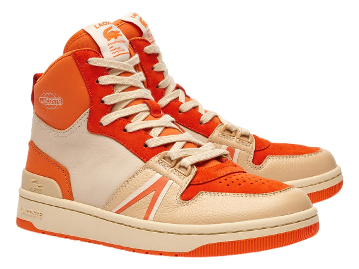 Tenis Lacoste de corte medio en colores naranja y beige con suela blanca y detalles naranjas.