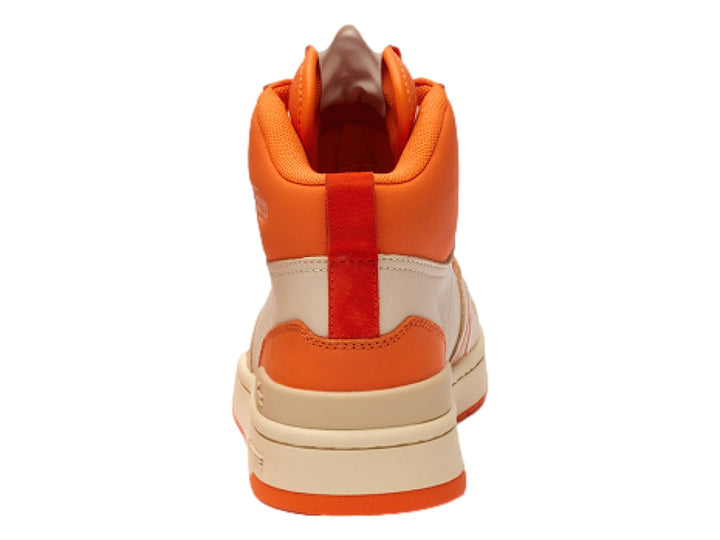 Tenis Lacoste de corte medio en colores naranja y beige con suela blanca y detalles naranjas.
