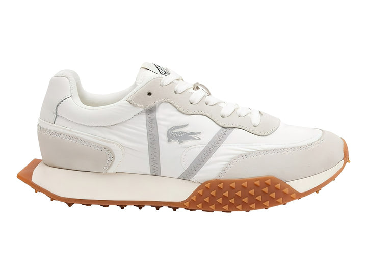 Tenis Lacoste L-Spin Deluxe color blanco con suela marrón de textura dentada.