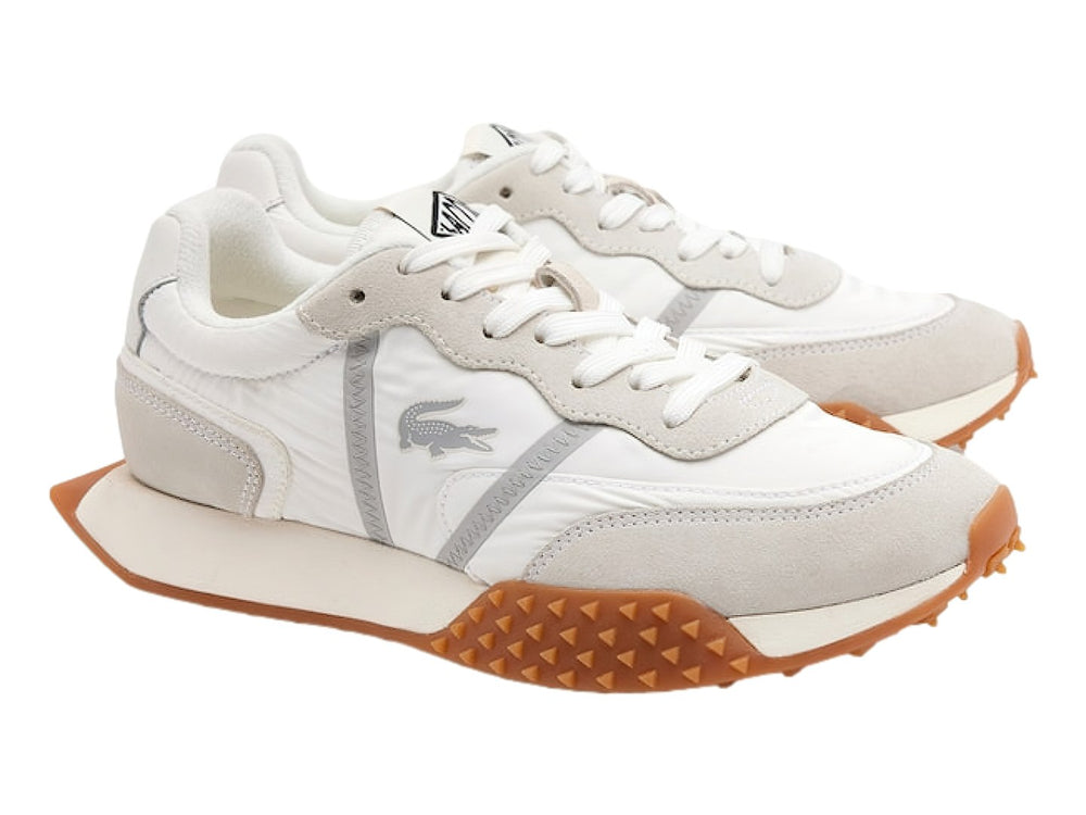 Tenis Lacoste L-Spin Deluxe color blanco con suela marrón de textura dentada.