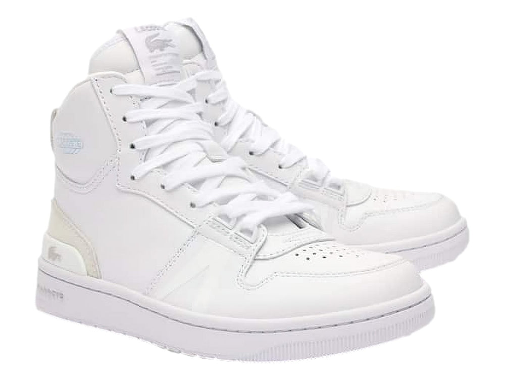 Tenis Lacoste mid-top color blanco con detalles en beige y suela blanca.