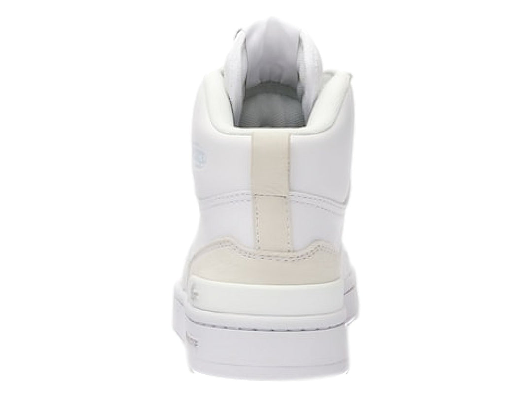 Tenis Lacoste mid-top color blanco con detalles en beige y suela blanca.