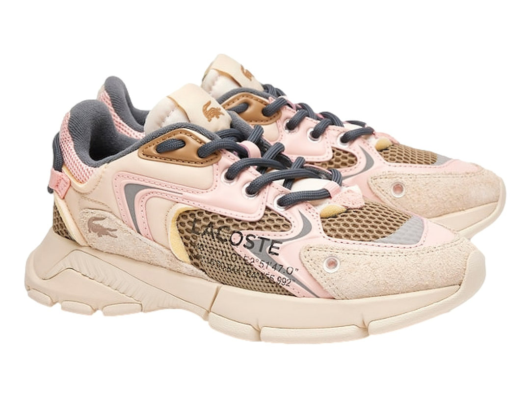 Tenis deportivos Lacoste en colores blanco, rosa y gris con suela robusta y detalles de malla.