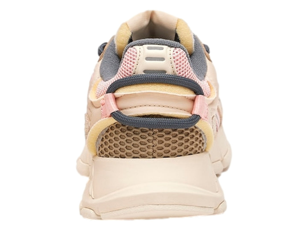Tenis deportivos Lacoste en colores blanco, rosa y gris con suela robusta y detalles de malla.