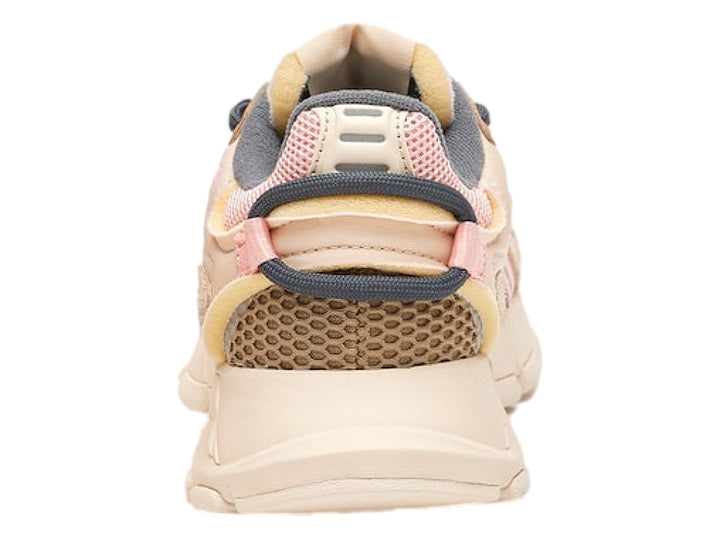 Tenis deportivos Lacoste en colores blanco, rosa y gris con suela robusta y detalles de malla.