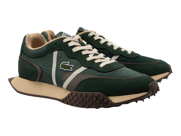 Tenis Lacoste color verde con detalles blancos y suela beige y marrón con relieve.