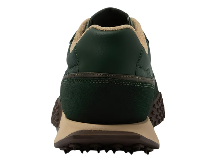 Tenis Lacoste color verde con detalles blancos y suela beige y marrón con relieve.