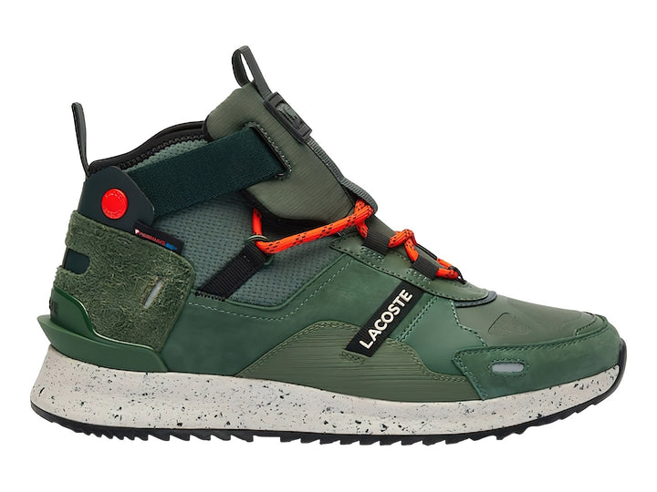 Tenis botín Lacoste color verde con cordones naranjas y suela blanca moteada.
