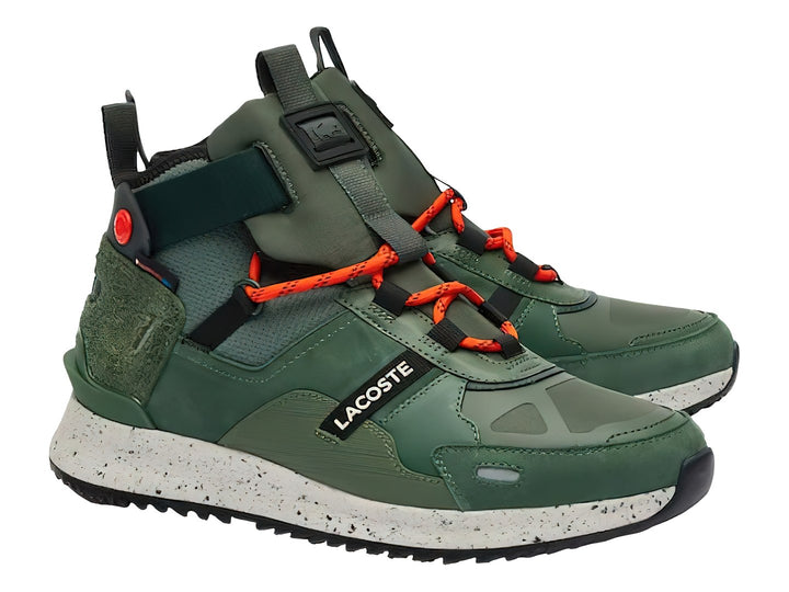 Tenis botín Lacoste color verde con cordones naranjas y suela blanca moteada.