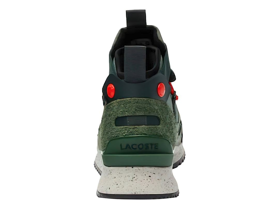 Tenis botín Lacoste color verde con cordones naranjas y suela blanca moteada.